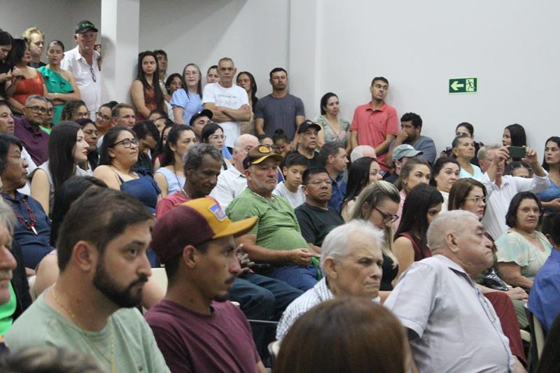 Em sessão com a Câmara lotada, Heliomar Klabunde assume seu terceiro mandato como prefeito em Paranhos Em sessão com a Câmara lotada, Heliomar Klabunde assume seu terceiro mandato como prefeito em Paranhos