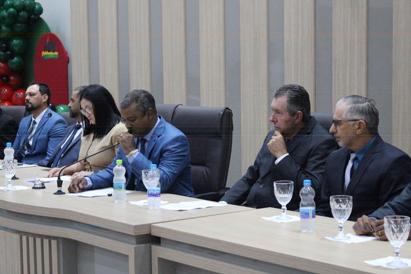 Em sessão com a Câmara lotada, Heliomar Klabunde assume seu terceiro mandato como prefeito em Paranhos Em sessão com a Câmara lotada, Heliomar Klabunde assume seu terceiro mandato como prefeito em Paranhos