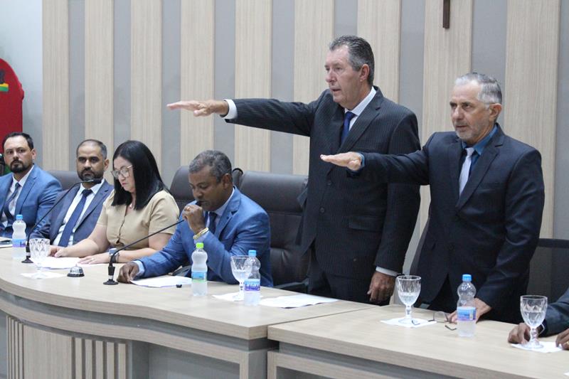 Em sessão com a Câmara lotada, Heliomar Klabunde assume seu terceiro mandato como prefeito em Paranhos Em sessão com a Câmara lotada, Heliomar Klabunde assume seu terceiro mandato como prefeito em Paranhos