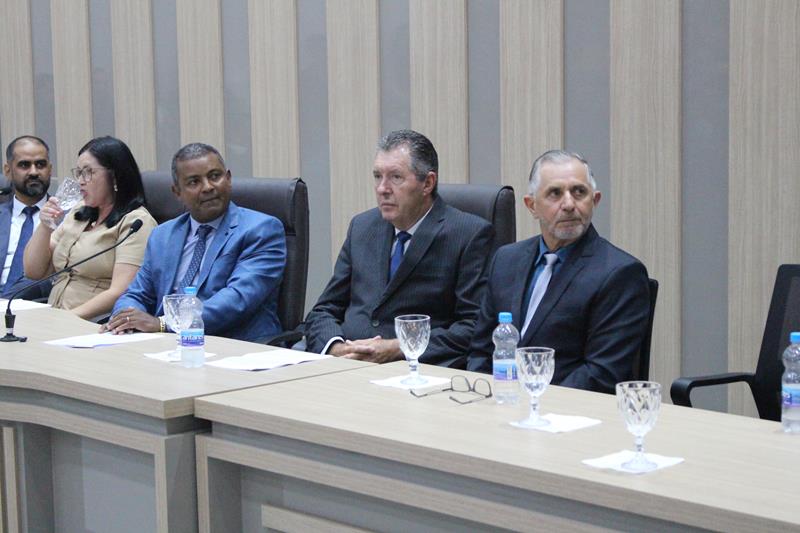 Em sessão com a Câmara lotada, Heliomar Klabunde assume seu terceiro mandato como prefeito em Paranhos Em sessão com a Câmara lotada, Heliomar Klabunde assume seu terceiro mandato como prefeito em Paranhos