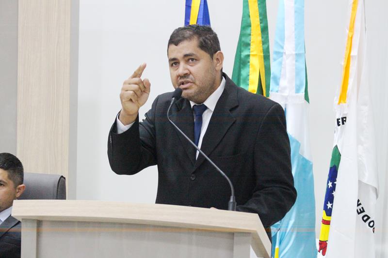 Em sessão com a Câmara lotada, Heliomar Klabunde assume seu terceiro mandato como prefeito em Paranhos Em sessão com a Câmara lotada, Heliomar Klabunde assume seu terceiro mandato como prefeito em Paranhos