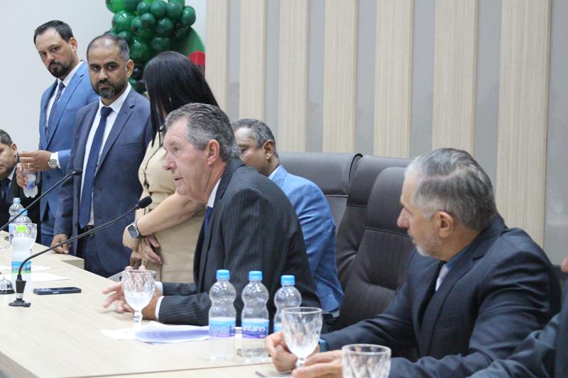 Em sessão com a Câmara lotada, Heliomar Klabunde assume seu terceiro mandato como prefeito em Paranhos Em sessão com a Câmara lotada, Heliomar Klabunde assume seu terceiro mandato como prefeito em Paranhos