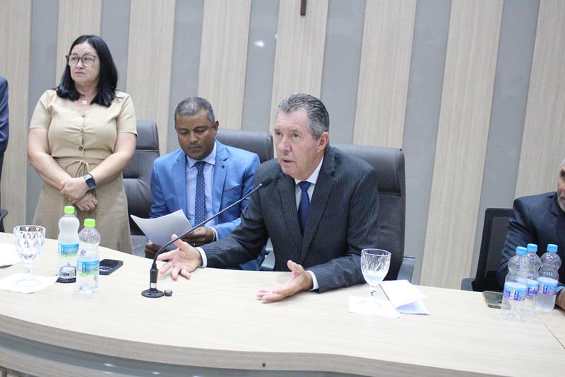 Em sessão com a Câmara lotada, Heliomar Klabunde assume seu terceiro mandato como prefeito em Paranhos Em sessão com a Câmara lotada, Heliomar Klabunde assume seu terceiro mandato como prefeito em Paranhos