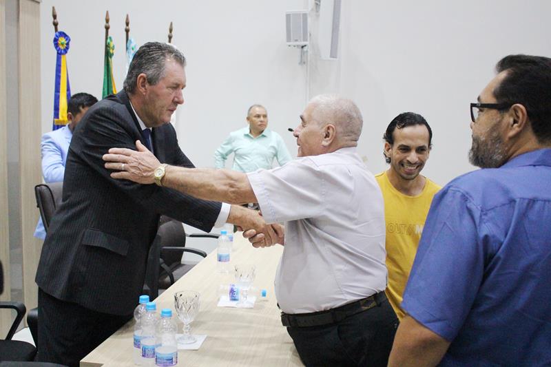 Em sessão com a Câmara lotada, Heliomar Klabunde assume seu terceiro mandato como prefeito em Paranhos Em sessão com a Câmara lotada, Heliomar Klabunde assume seu terceiro mandato como prefeito em Paranhos