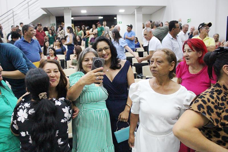 Em sessão com a Câmara lotada, Heliomar Klabunde assume seu terceiro mandato como prefeito em Paranhos Em sessão com a Câmara lotada, Heliomar Klabunde assume seu terceiro mandato como prefeito em Paranhos