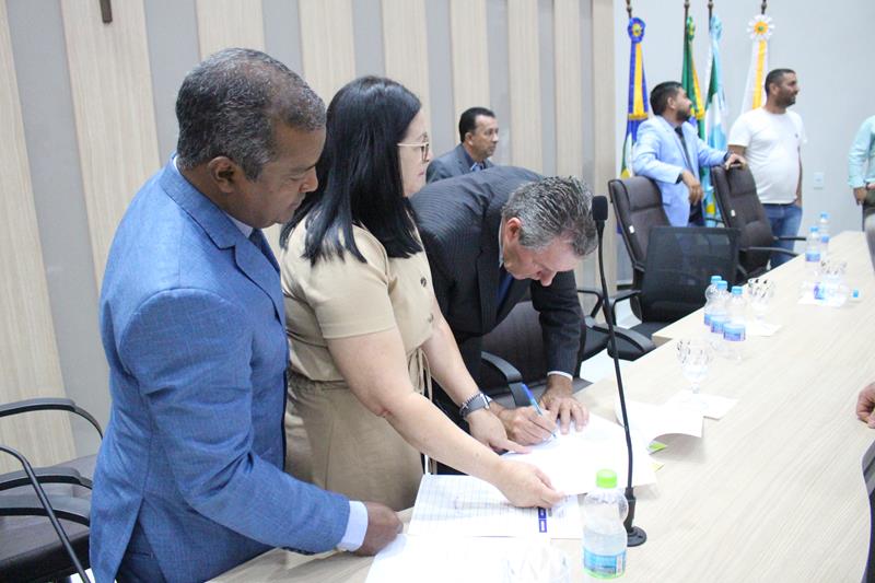 Em sessão com a Câmara lotada, Heliomar Klabunde assume seu terceiro mandato como prefeito em Paranhos Em sessão com a Câmara lotada, Heliomar Klabunde assume seu terceiro mandato como prefeito em Paranhos