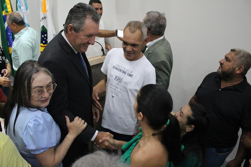 Em sessão com a Câmara lotada, Heliomar Klabunde assume seu terceiro mandato como prefeito em Paranhos Em sessão com a Câmara lotada, Heliomar Klabunde assume seu terceiro mandato como prefeito em Paranhos