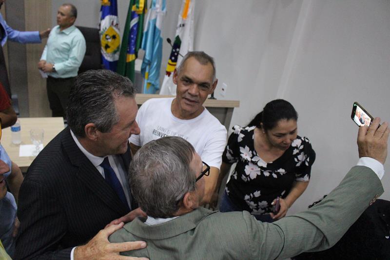 Em sessão com a Câmara lotada, Heliomar Klabunde assume seu terceiro mandato como prefeito em Paranhos Em sessão com a Câmara lotada, Heliomar Klabunde assume seu terceiro mandato como prefeito em Paranhos