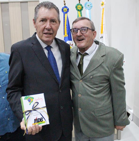 Em sessão com a Câmara lotada, Heliomar Klabunde assume seu terceiro mandato como prefeito em Paranhos Em sessão com a Câmara lotada, Heliomar Klabunde assume seu terceiro mandato como prefeito em Paranhos