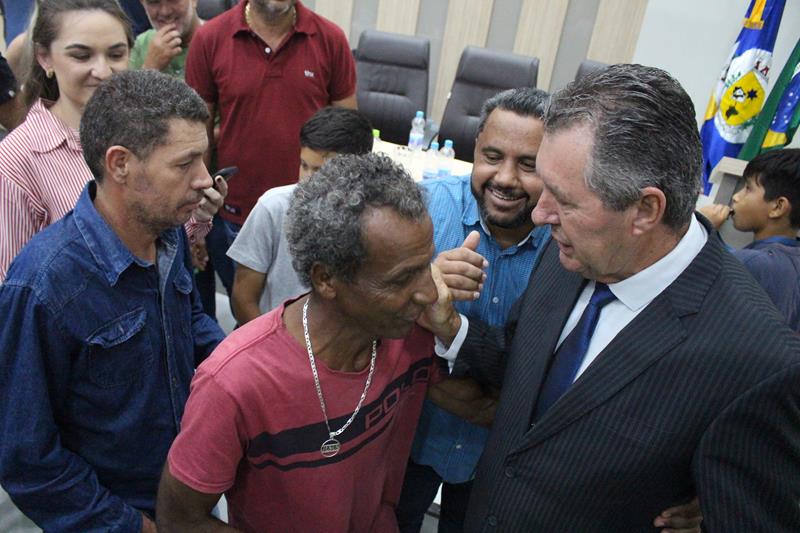 Em sessão com a Câmara lotada, Heliomar Klabunde assume seu terceiro mandato como prefeito em Paranhos Em sessão com a Câmara lotada, Heliomar Klabunde assume seu terceiro mandato como prefeito em Paranhos