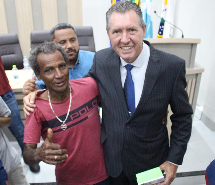 Em sessão com a Câmara lotada, Heliomar Klabunde assume seu terceiro mandato como prefeito em Paranhos Em sessão com a Câmara lotada, Heliomar Klabunde assume seu terceiro mandato como prefeito em Paranhos