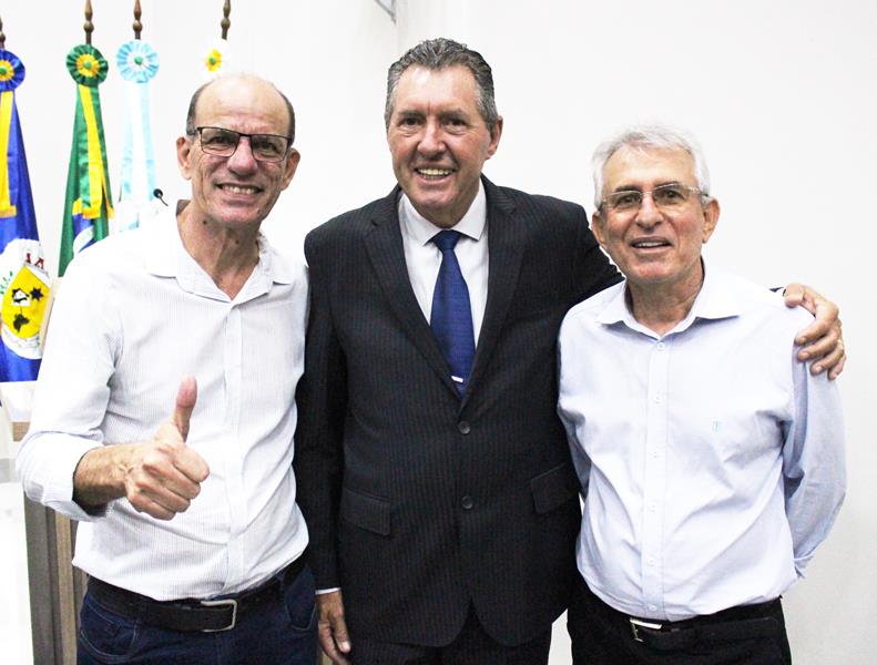 Em sessão com a Câmara lotada, Heliomar Klabunde assume seu terceiro mandato como prefeito em Paranhos Em sessão com a Câmara lotada, Heliomar Klabunde assume seu terceiro mandato como prefeito em Paranhos