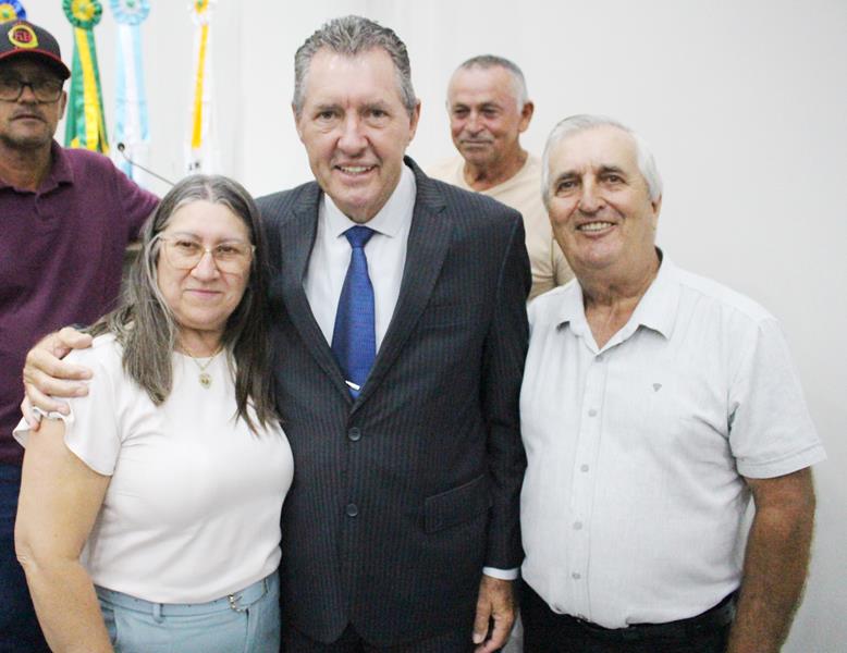 Em sessão com a Câmara lotada, Heliomar Klabunde assume seu terceiro mandato como prefeito em Paranhos Em sessão com a Câmara lotada, Heliomar Klabunde assume seu terceiro mandato como prefeito em Paranhos
