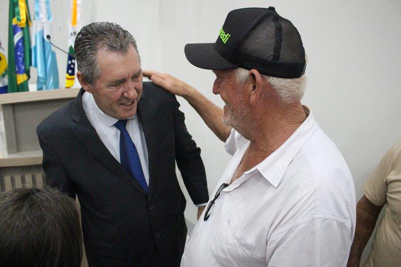 Em sessão com a Câmara lotada, Heliomar Klabunde assume seu terceiro mandato como prefeito em Paranhos Em sessão com a Câmara lotada, Heliomar Klabunde assume seu terceiro mandato como prefeito em Paranhos