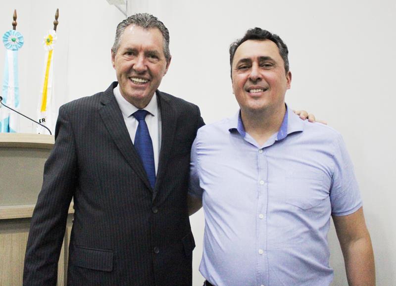 Em sessão com a Câmara lotada, Heliomar Klabunde assume seu terceiro mandato como prefeito em Paranhos Em sessão com a Câmara lotada, Heliomar Klabunde assume seu terceiro mandato como prefeito em Paranhos