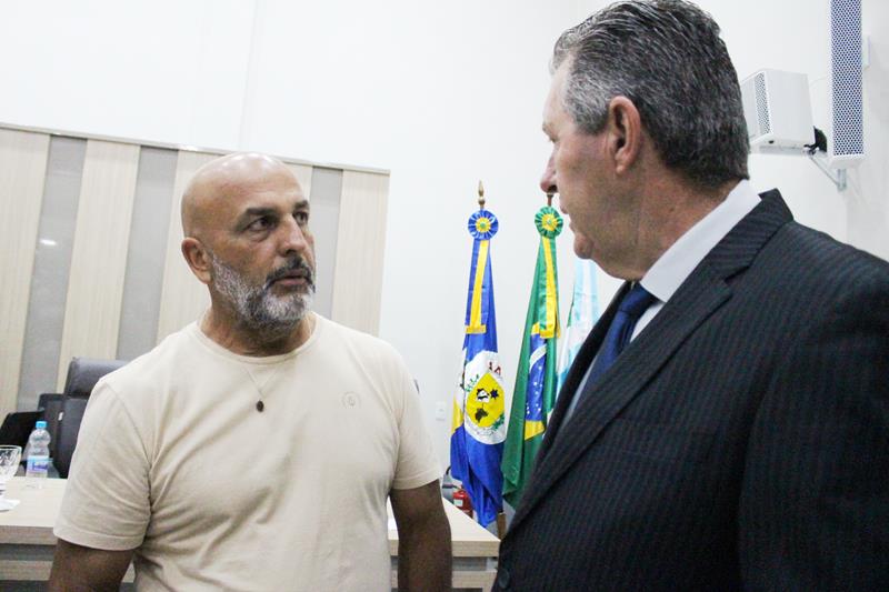 Em sessão com a Câmara lotada, Heliomar Klabunde assume seu terceiro mandato como prefeito em Paranhos Em sessão com a Câmara lotada, Heliomar Klabunde assume seu terceiro mandato como prefeito em Paranhos