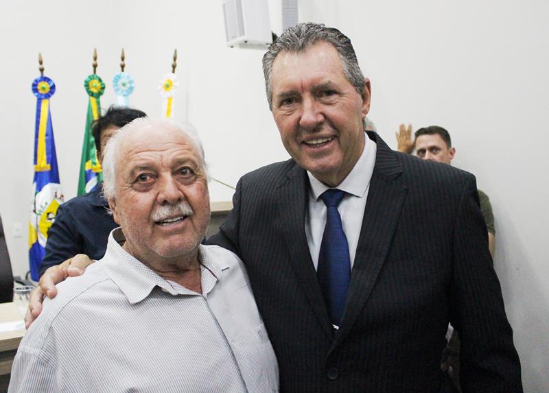 Em sessão com a Câmara lotada, Heliomar Klabunde assume seu terceiro mandato como prefeito em Paranhos Em sessão com a Câmara lotada, Heliomar Klabunde assume seu terceiro mandato como prefeito em Paranhos