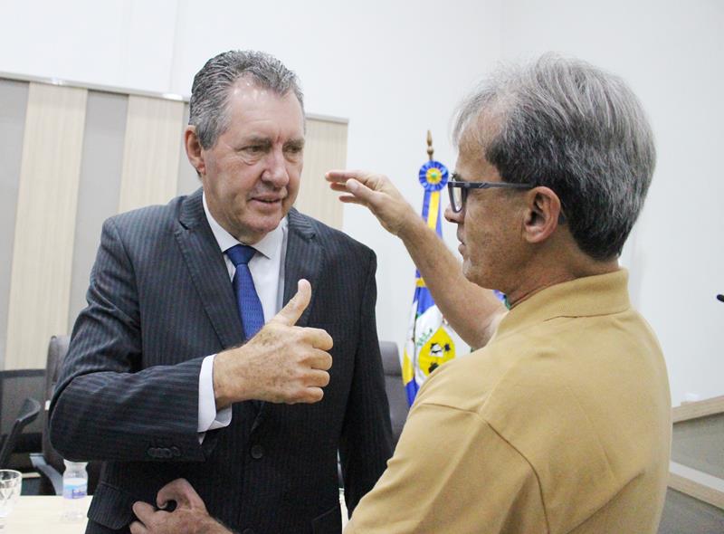 Em sessão com a Câmara lotada, Heliomar Klabunde assume seu terceiro mandato como prefeito em Paranhos Em sessão com a Câmara lotada, Heliomar Klabunde assume seu terceiro mandato como prefeito em Paranhos