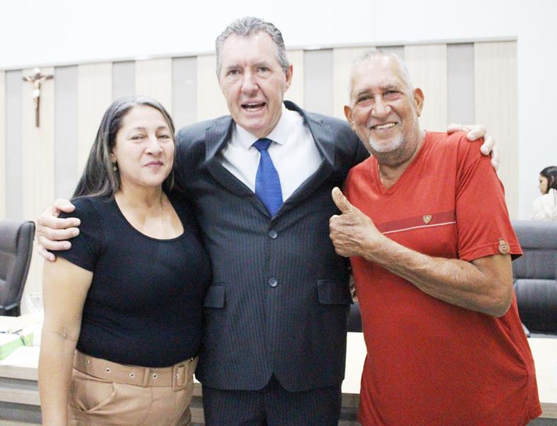 Em sessão com a Câmara lotada, Heliomar Klabunde assume seu terceiro mandato como prefeito em Paranhos Em sessão com a Câmara lotada, Heliomar Klabunde assume seu terceiro mandato como prefeito em Paranhos