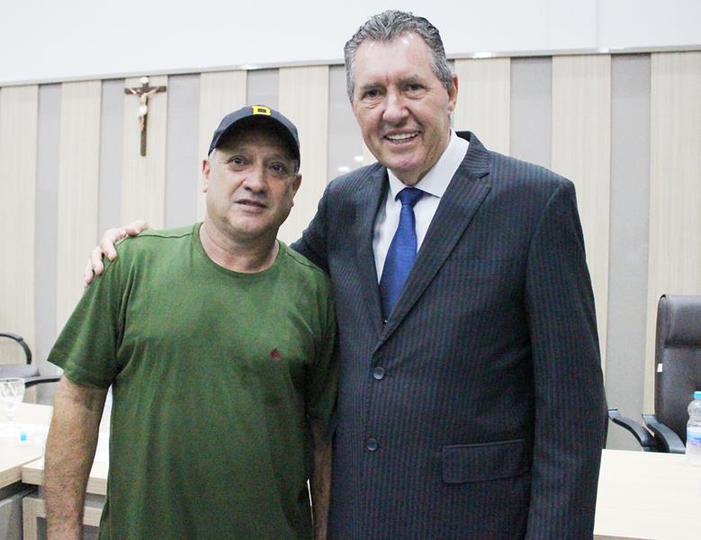 Em sessão com a Câmara lotada, Heliomar Klabunde assume seu terceiro mandato como prefeito em Paranhos Em sessão com a Câmara lotada, Heliomar Klabunde assume seu terceiro mandato como prefeito em Paranhos