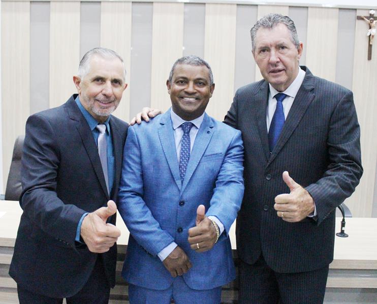 Em sessão com a Câmara lotada, Heliomar Klabunde assume seu terceiro mandato como prefeito em Paranhos Em sessão com a Câmara lotada, Heliomar Klabunde assume seu terceiro mandato como prefeito em Paranhos