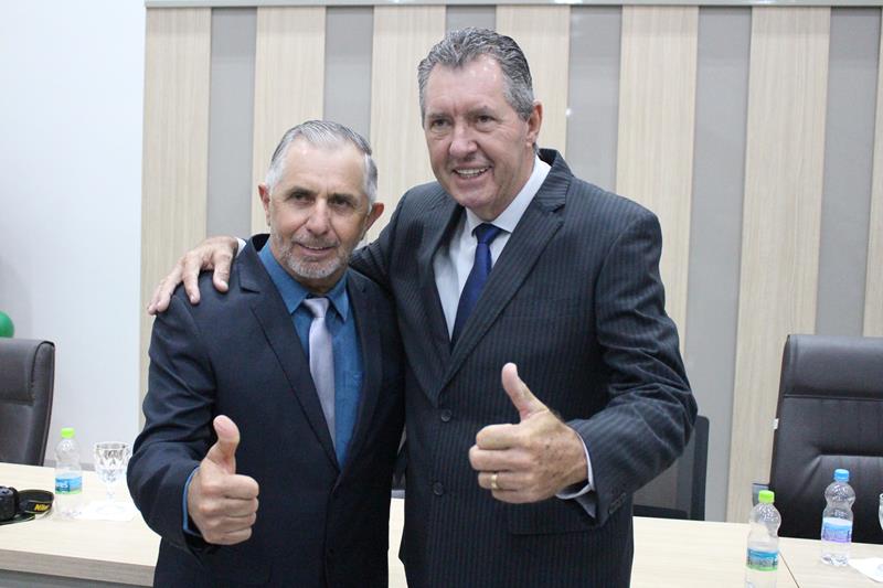 Em sessão com a Câmara lotada, Heliomar Klabunde assume seu terceiro mandato como prefeito em Paranhos Em sessão com a Câmara lotada, Heliomar Klabunde assume seu terceiro mandato como prefeito em Paranhos