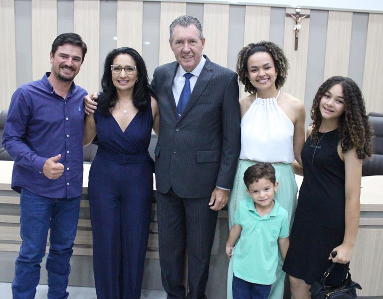 Em sessão com a Câmara lotada, Heliomar Klabunde assume seu terceiro mandato como prefeito em Paranhos Em sessão com a Câmara lotada, Heliomar Klabunde assume seu terceiro mandato como prefeito em Paranhos