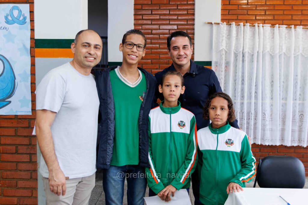 Naviraí: Prefeito assina ordem de serviço para sala de tecnologia e reestruturação de pátio de escola