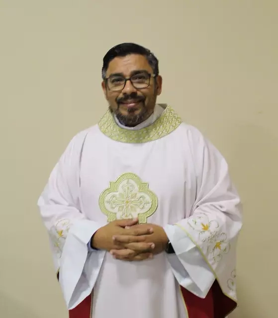 Padre é morto com facadas no pescoço e marteladas na cabeça durante roubo Padre é morto com facadas no pescoço e marteladas na cabeça durante roubo