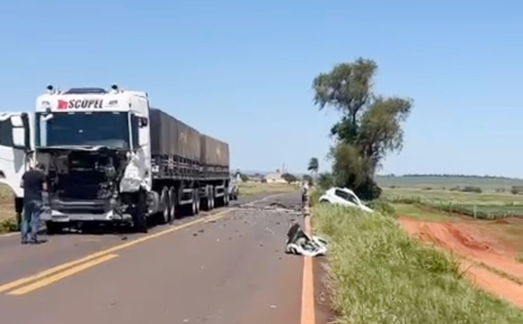 Colisão frontal entre carreta e carro de passeio mata motorista em Tacuru