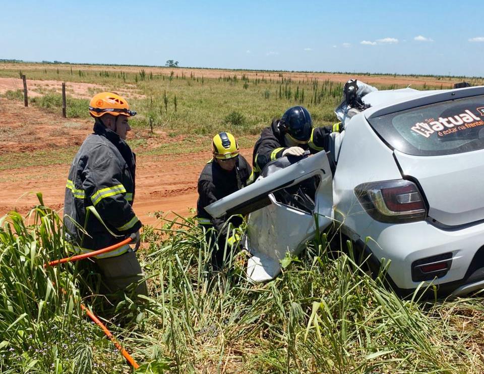 Colisão frontal entre carreta e carro de passeio mata motorista em Tacuru