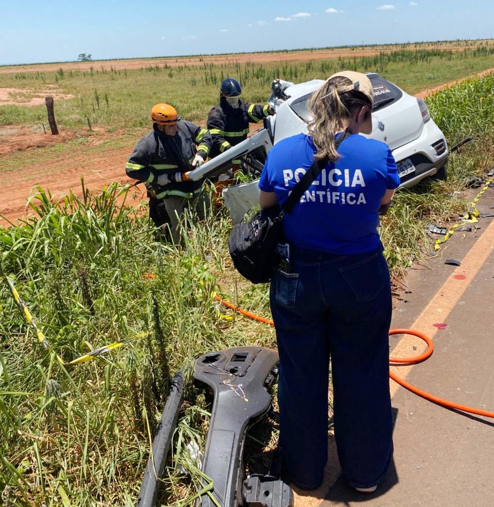 Colisão frontal entre carreta e carro de passeio mata motorista em Tacuru