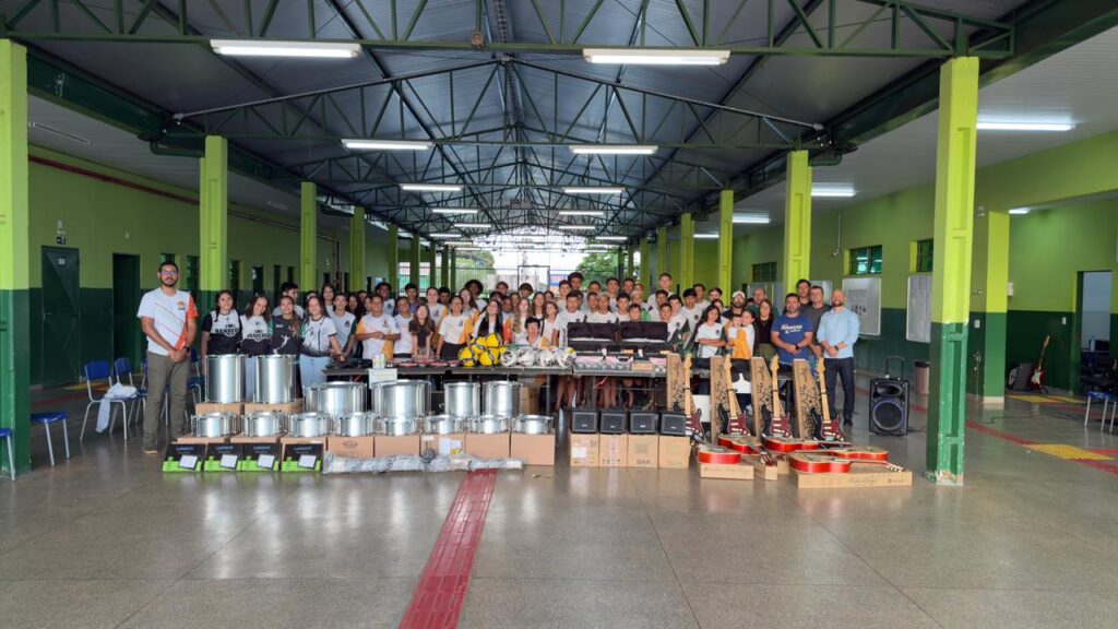 Caarapó: Gilberto Segóvia entrega  kits esportivos, musicais e uniforme à Escola Joaquim Vianna