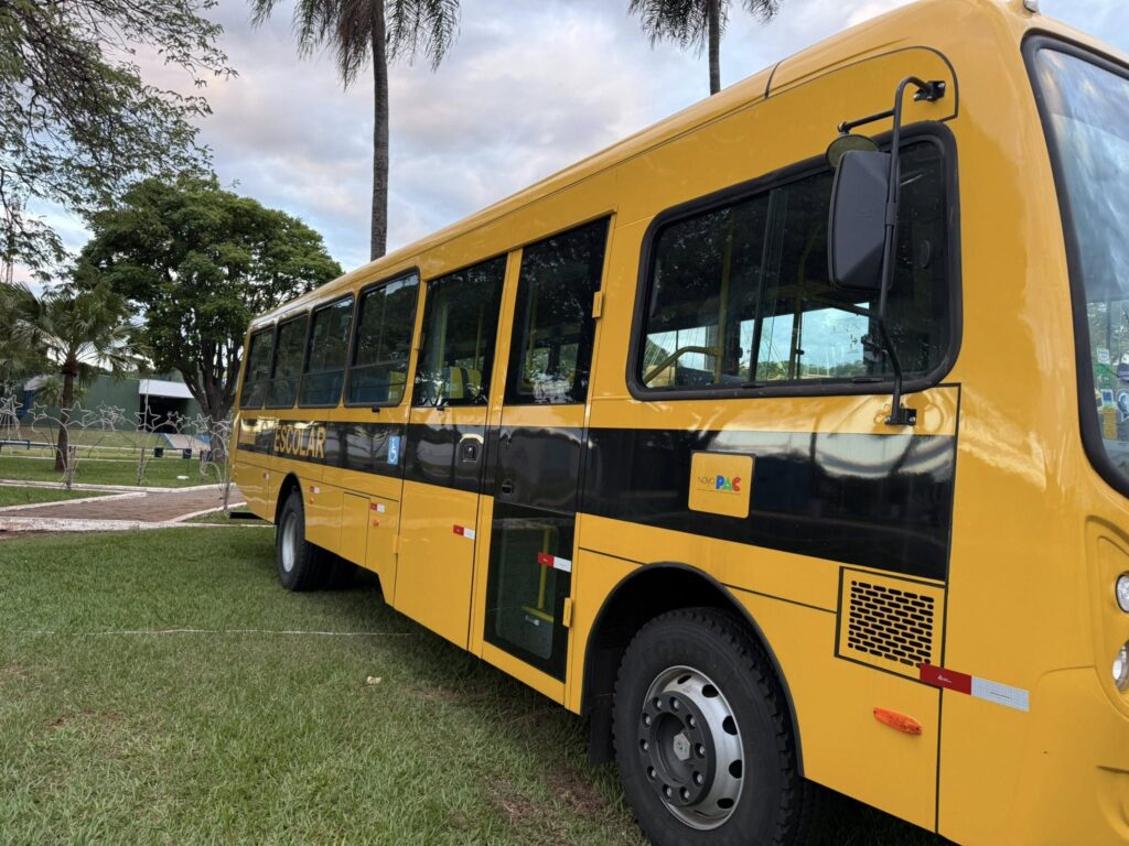 Itaquiraí reforça o transporte escolar com mais dois novos ônibus Itaquiraí reforça o transporte escolar com mais dois novos ônibus