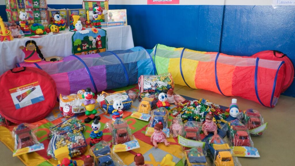 Professor Pontinha recepciona Pedro Kemp para entrega de emendas e kits de brinquedos em Caarapó