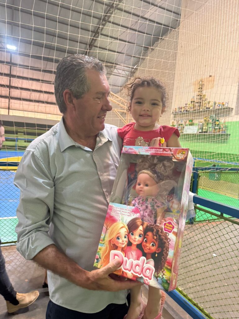 Entrega de brinquedos leva alegria às crianças de Paranhos