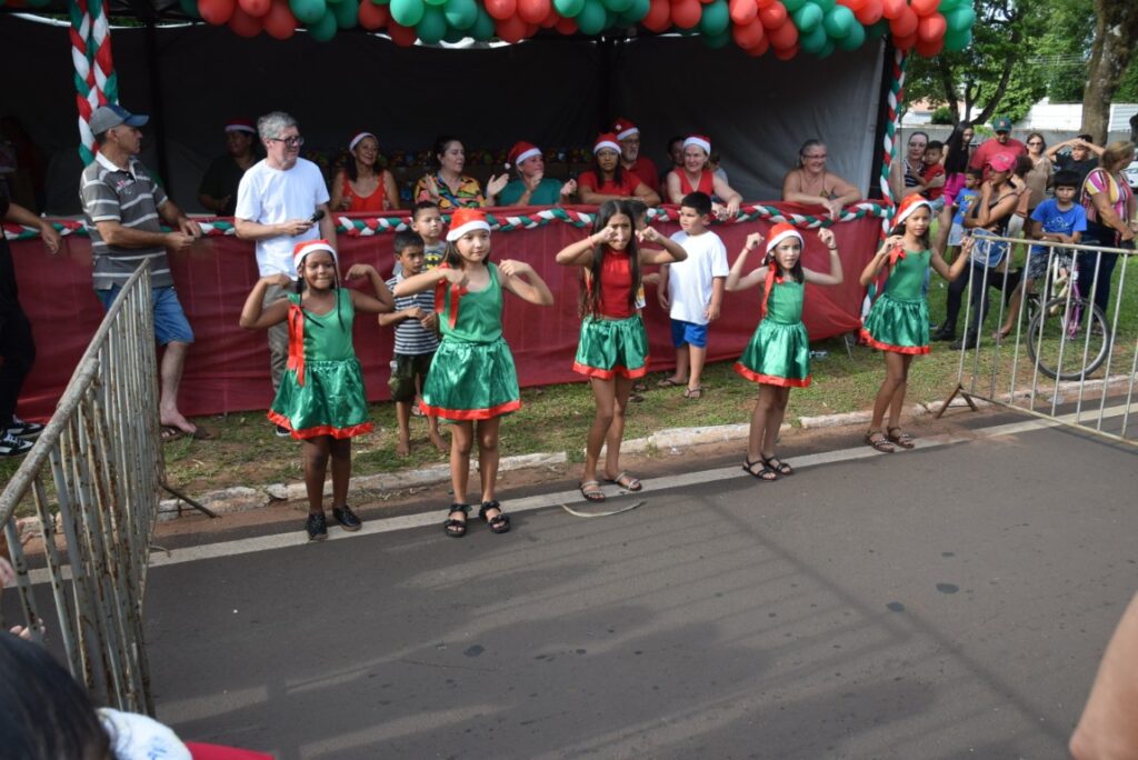 4 mil brinquedos distribuídos levam alegria às crianças iguatemienses na 5ª edição do Natal Feliz