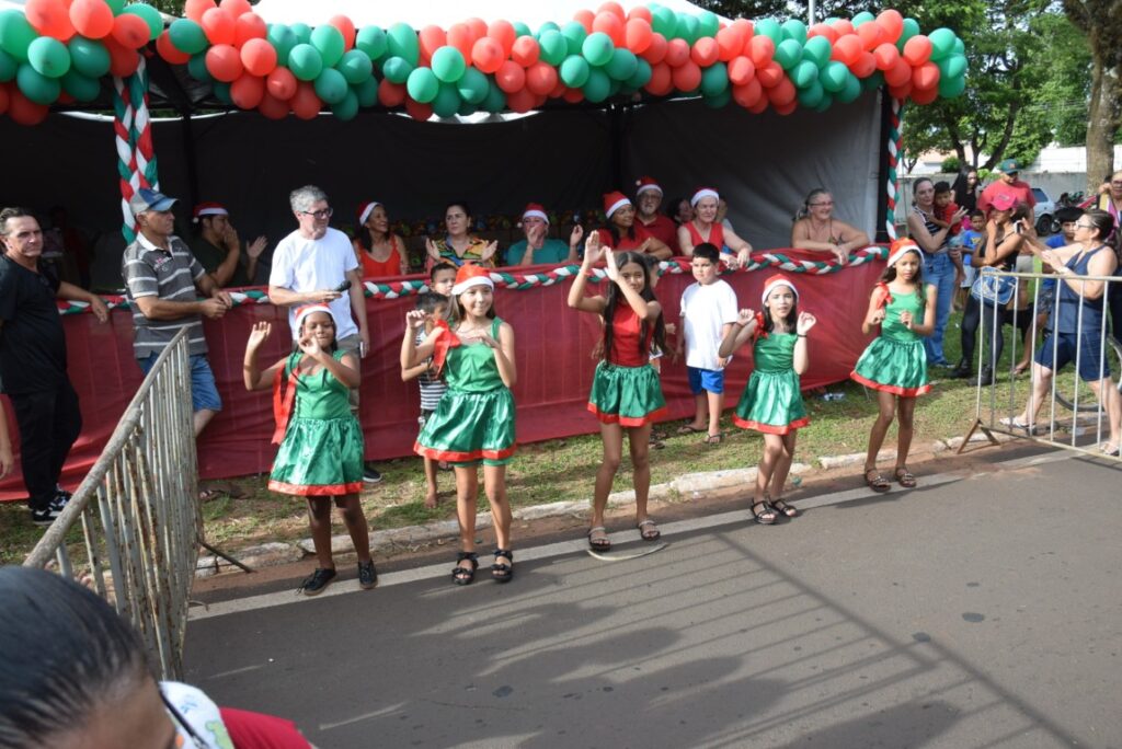 4 mil brinquedos distribuídos levam alegria às crianças iguatemienses na 5ª edição do Natal Feliz