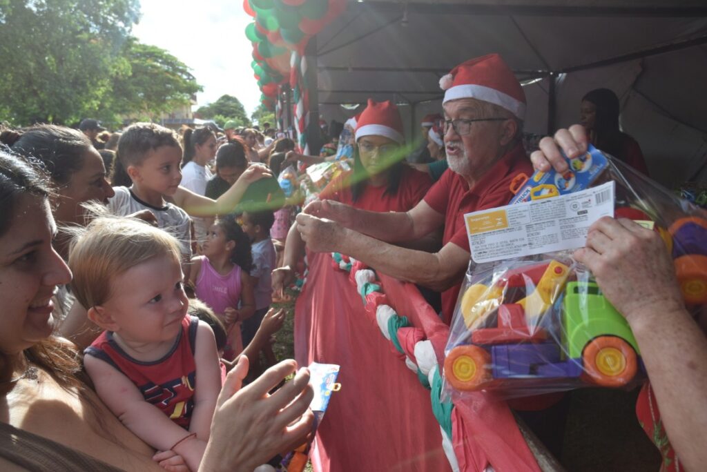 4 mil brinquedos distribuídos levam alegria às crianças iguatemienses na 5ª edição do Natal Feliz
