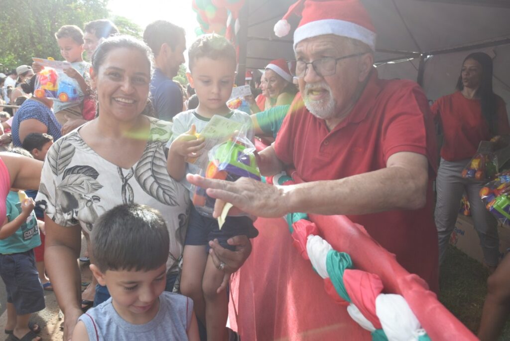 4 mil brinquedos distribuídos levam alegria às crianças iguatemienses na 5ª edição do Natal Feliz