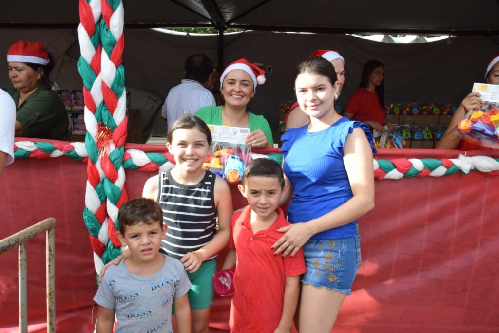 4 mil brinquedos distribuídos levam alegria às crianças iguatemienses na 5ª edição do Natal Feliz