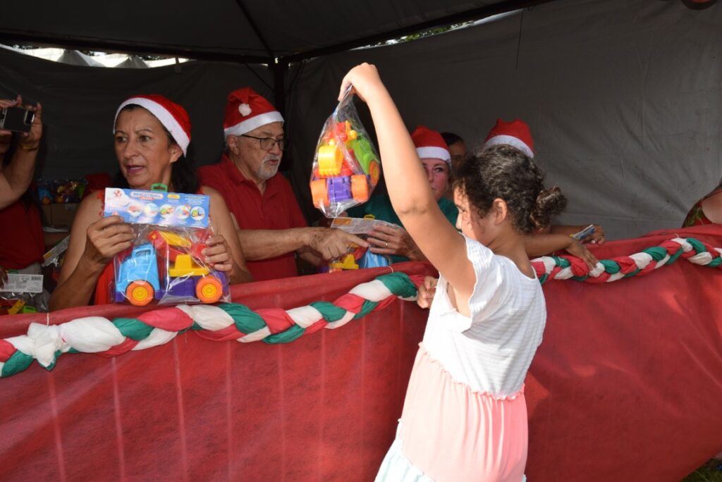 4 mil brinquedos distribuídos levam alegria às crianças iguatemienses na 5ª edição do Natal Feliz