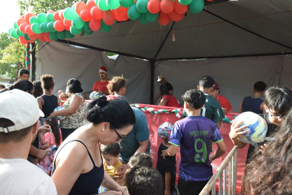 4 mil brinquedos distribuídos levam alegria às crianças iguatemienses na 5ª edição do Natal Feliz