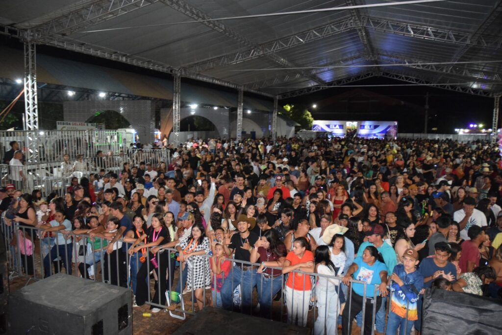 Iguatemi: Primeira noite de réveillon reuniu milhares de pessoas na Praça João Francisco Lopes, no show da dupla nacional “Us Agroboy”