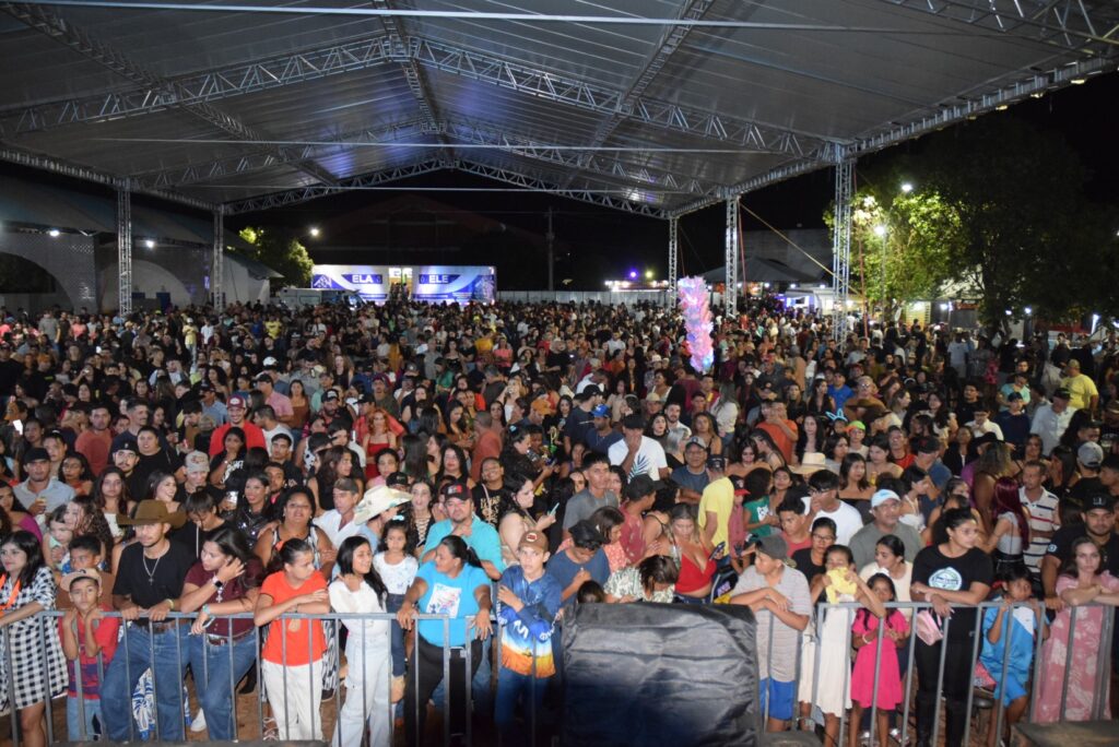 Iguatemi: Primeira noite de réveillon reuniu milhares de pessoas na Praça João Francisco Lopes, no show da dupla nacional “Us Agroboy”