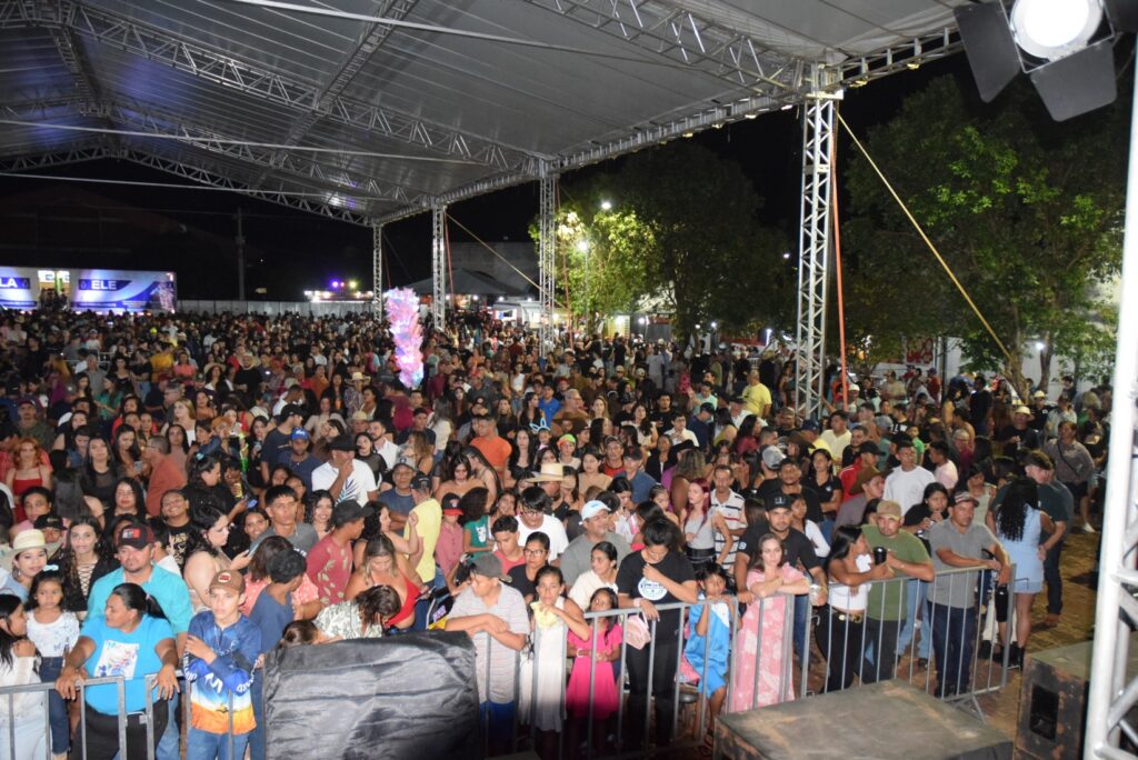 Iguatemi: Primeira noite de réveillon reuniu milhares de pessoas na Praça João Francisco Lopes, no show da dupla nacional “Us Agroboy”