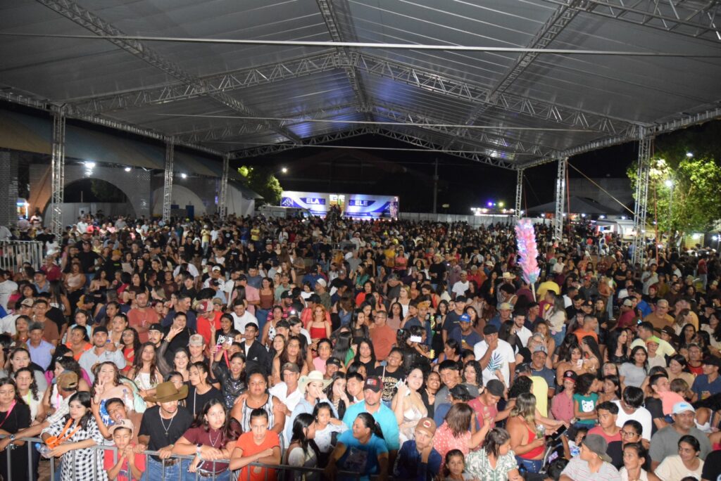 Iguatemi: Primeira noite de réveillon reuniu milhares de pessoas na Praça João Francisco Lopes, no show da dupla nacional “Us Agroboy”