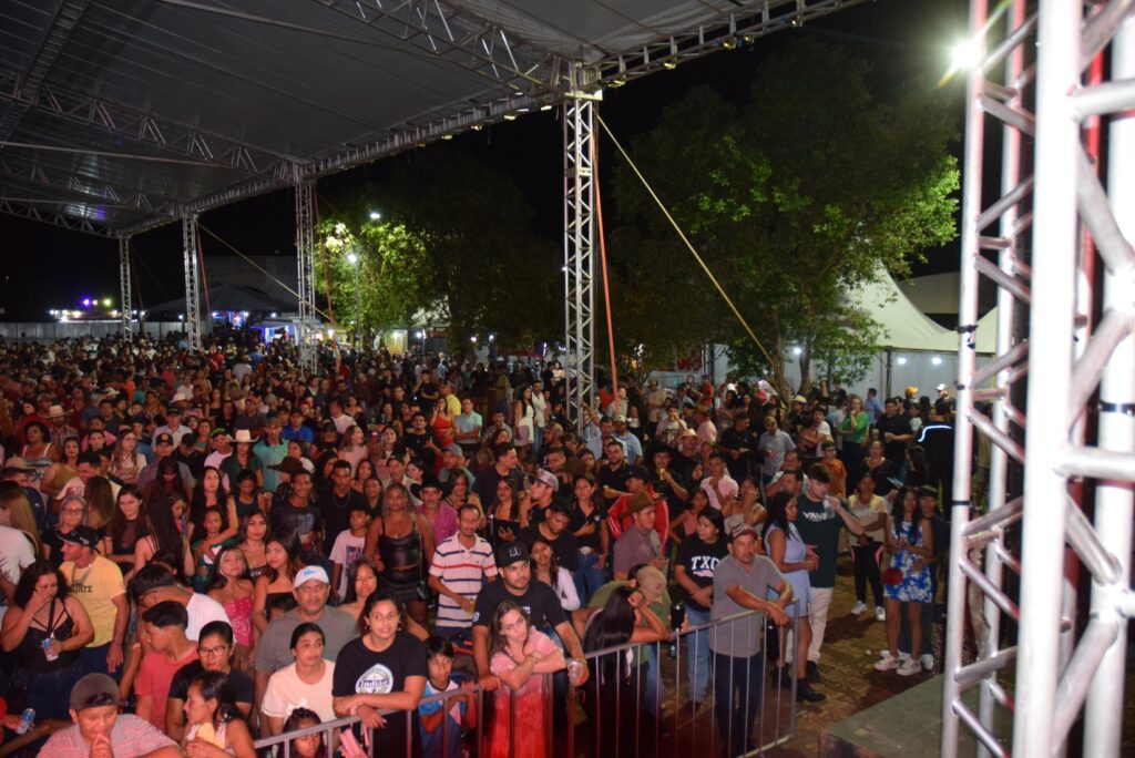 Iguatemi: Primeira noite de réveillon reuniu milhares de pessoas na Praça João Francisco Lopes, no show da dupla nacional “Us Agroboy”