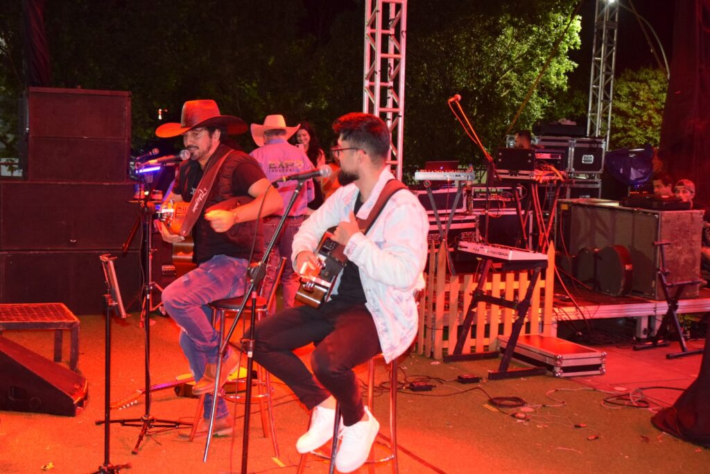 Iguatemi: Primeira noite de réveillon reuniu milhares de pessoas na Praça João Francisco Lopes, no show da dupla nacional “Us Agroboy”