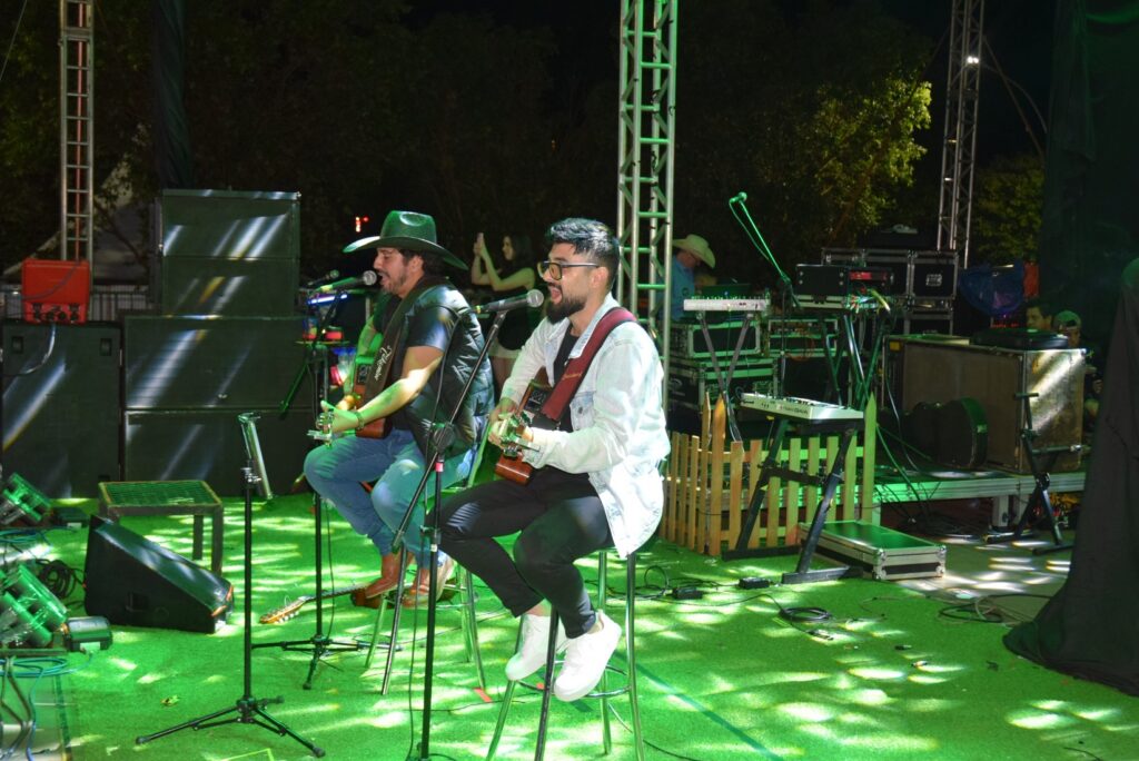 Iguatemi: Primeira noite de réveillon reuniu milhares de pessoas na Praça João Francisco Lopes, no show da dupla nacional “Us Agroboy”